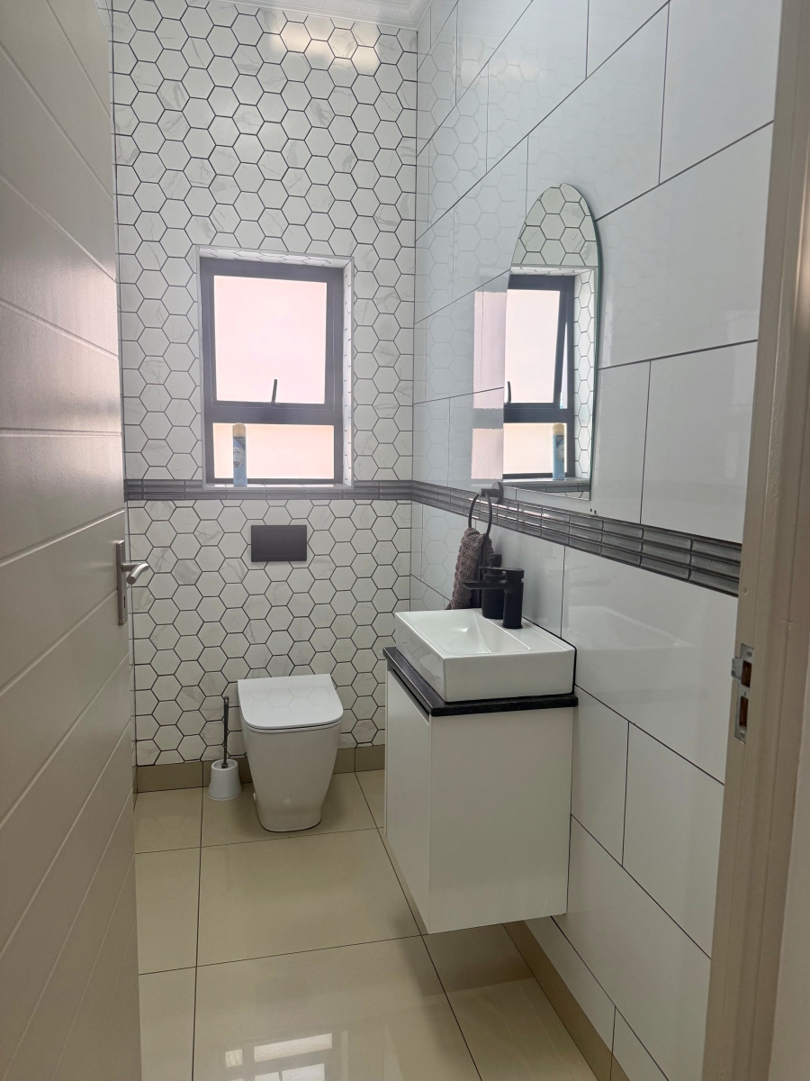 5 Bedroom Property for Sale in Tafelzicht Western Cape